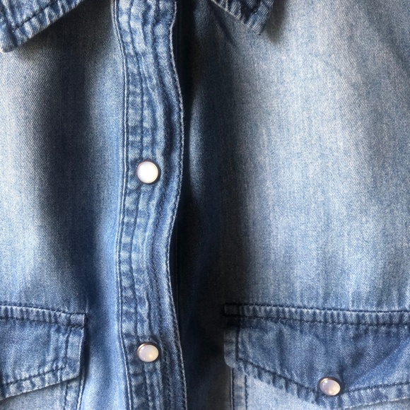 Denim Women's Sleeveless V Neck Button Down Blouse. Size M - Picture 5 of 12